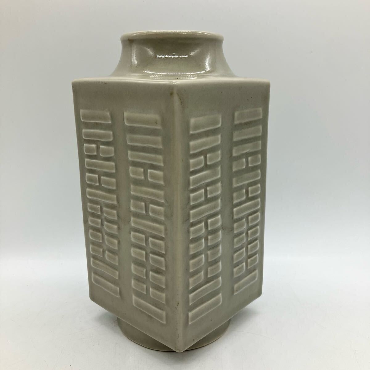 中国美術 中國古美術 大清雍正年製 青磁琮式瓶 粉青八卦口花瓶 中国美術 中國古美術 大清雍正年製 青磁琮式瓶 粉青八卦口花瓶