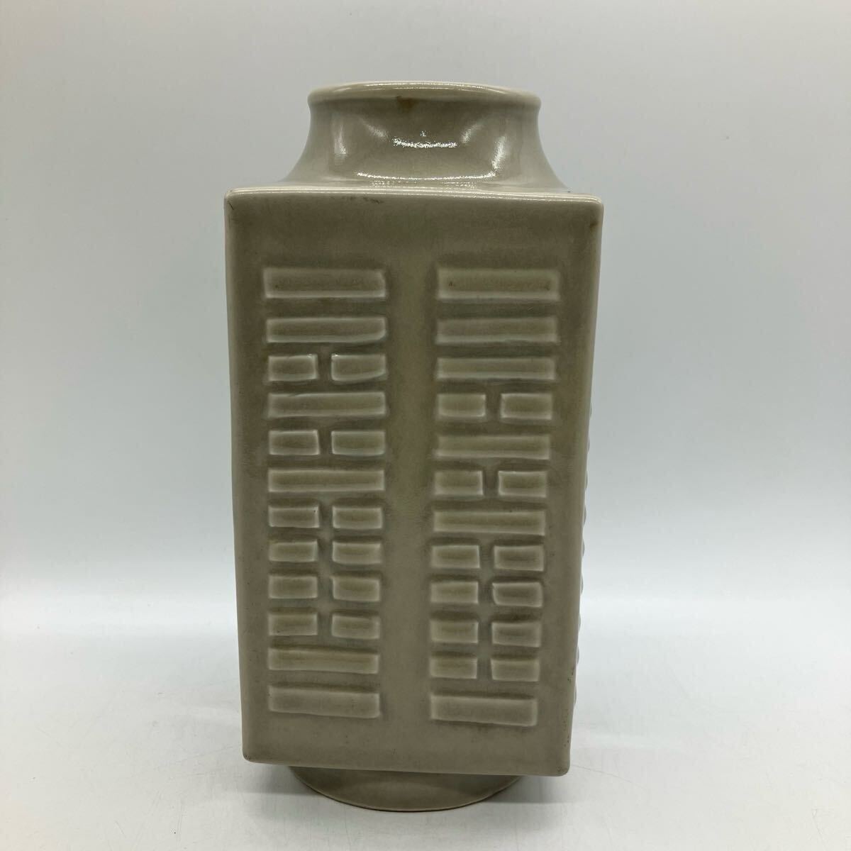 中国美術 中國古美術 大清雍正年製 青磁琮式瓶 粉青八卦口花瓶 中国美術 中國古美術 大清雍正年製 青磁琮式瓶 粉青八卦口花瓶