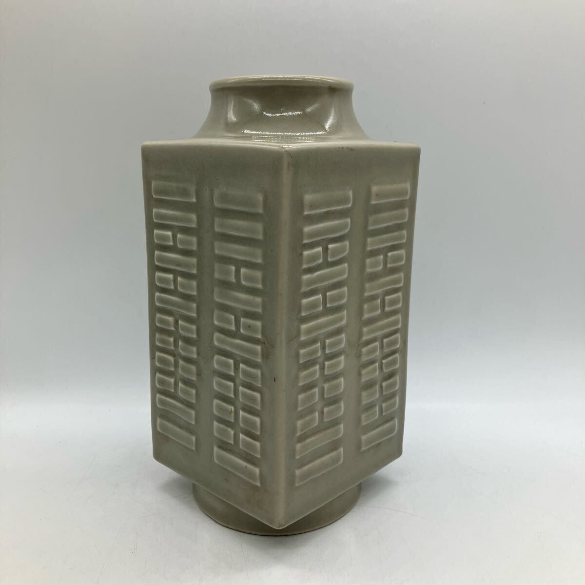 中国美術 中國古美術 大清雍正年製 青磁琮式瓶 粉青八卦口花瓶 中国美術 中國古美術 大清雍正年製 青磁琮式瓶 粉青八卦口花瓶