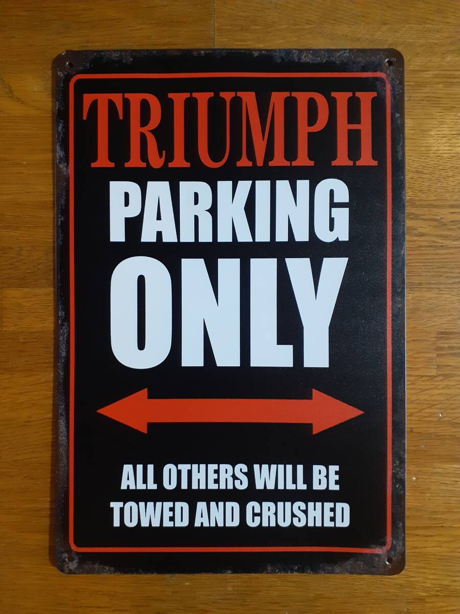 トライアンフ　TRIUMPH 看板　赤白字
