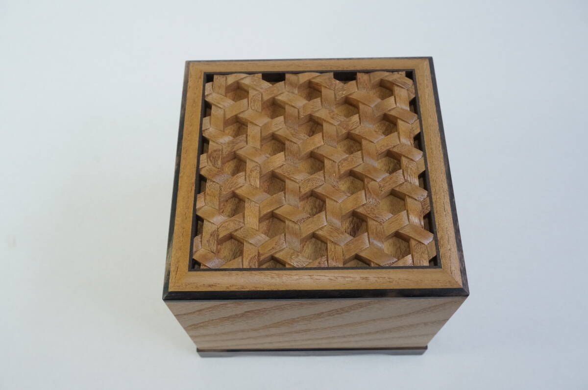 新品 島桑印籠形目潰篭目本捻組 将棋駒箱 大橋利一作 組子 銘木 新品 島桑印籠形目潰篭目本捻組 将棋駒箱 大橋利一作 組子 銘木