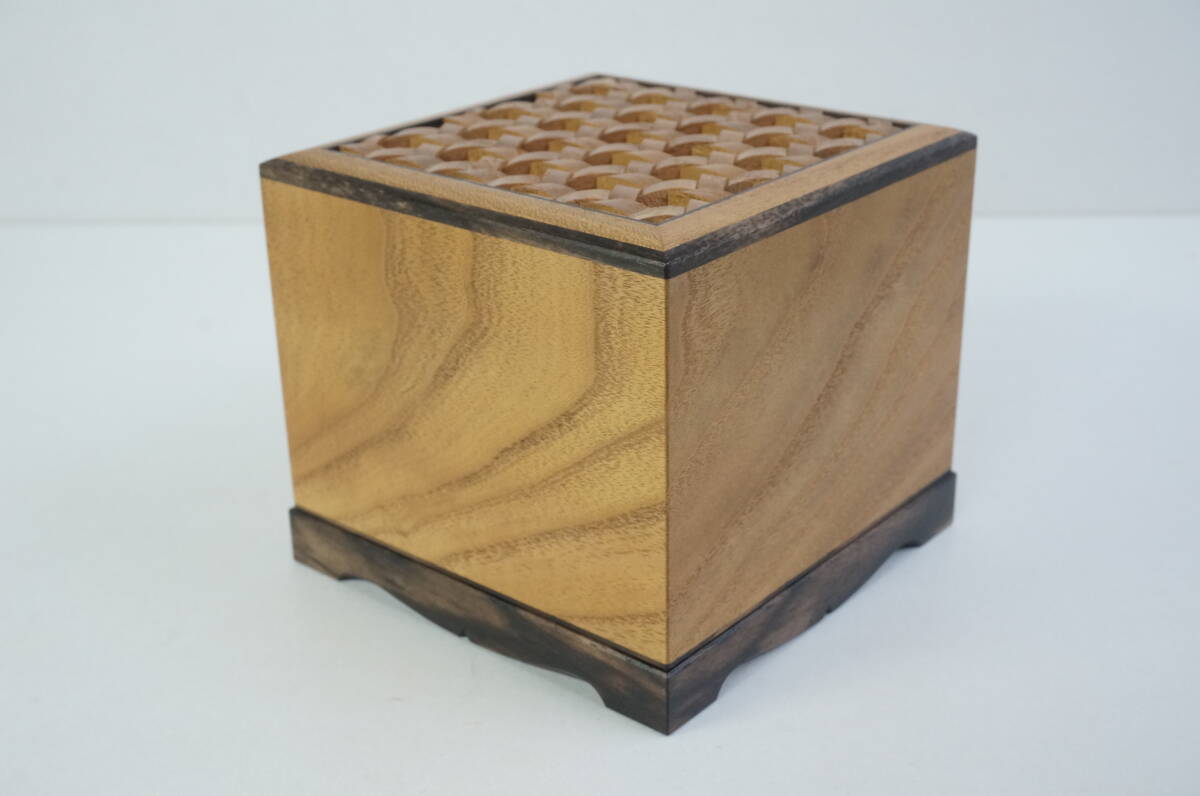 新品 島桑印籠形目潰篭目本捻組 将棋駒箱 大橋利一作 組子 銘木 新品 島桑印籠形目潰篭目本捻組 将棋駒箱 大橋利一作 組子 銘木