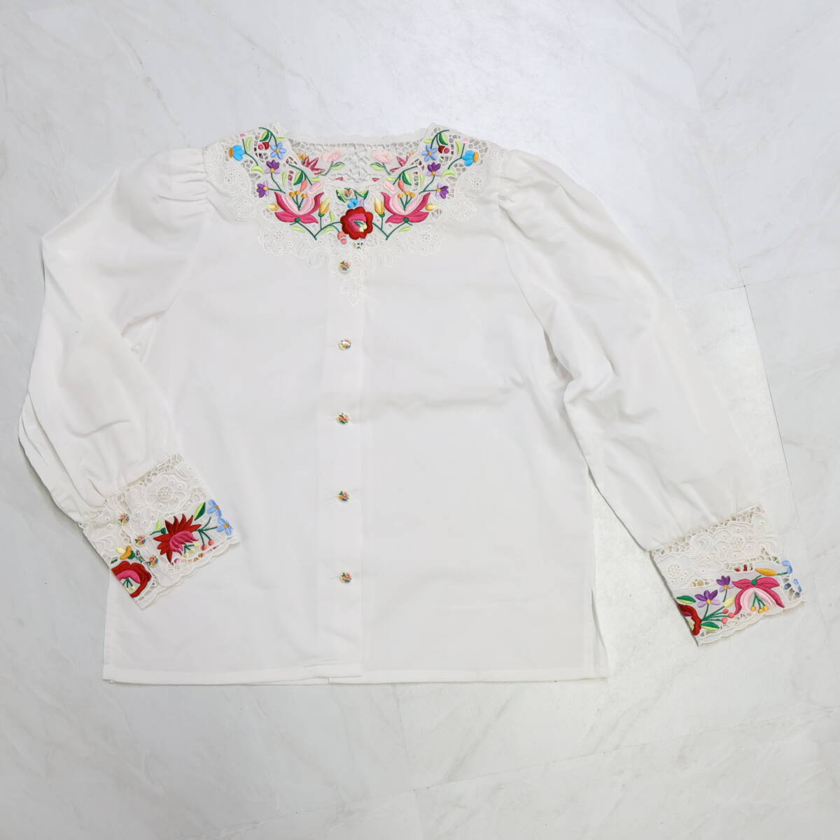 『送料無料』【フォークダンス衣装】ホワイト LOUIS トップス ブラウス 刺繍 花柄 レース 長袖 ピンク 赤 紫 緑 オレンジ 華やか かわいい_画像7