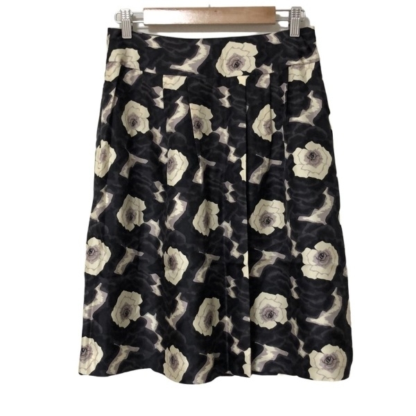 アクアスキュータム Aquascutum スカート サイズ11 M - 黒×アイボリー×ベージュ レディース ひざ丈/花柄 美品 ボトムス