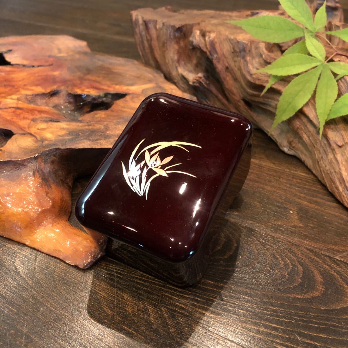 輪島塗 菖蒲 蓋物 箱★小物入れ 古民家 粋 漆器 レトロ 風雅 道具 風流 風情 数奇 能登 侘び寂び 吉祥 縁起 花 伝統工芸 和樂 昭和 _画像1