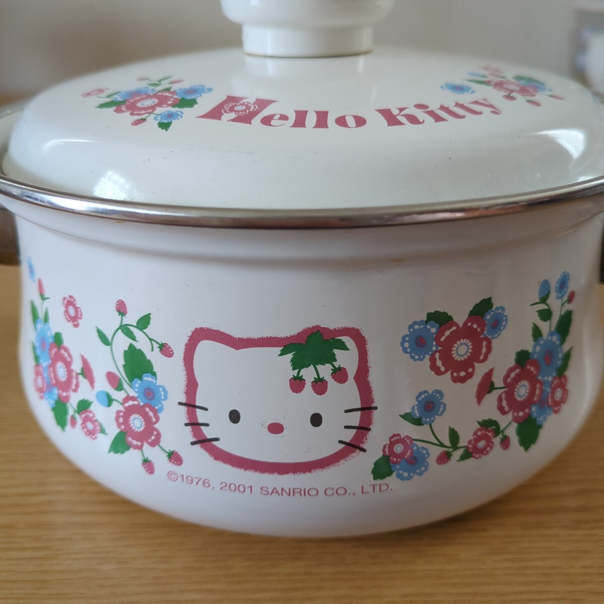 ハローキティ いちご 蓋付き 両手鍋 ホーロー キッチン用品 当時 ハローキティ いちご 蓋付き 両手鍋 ホーロー キッチン用品 当時
