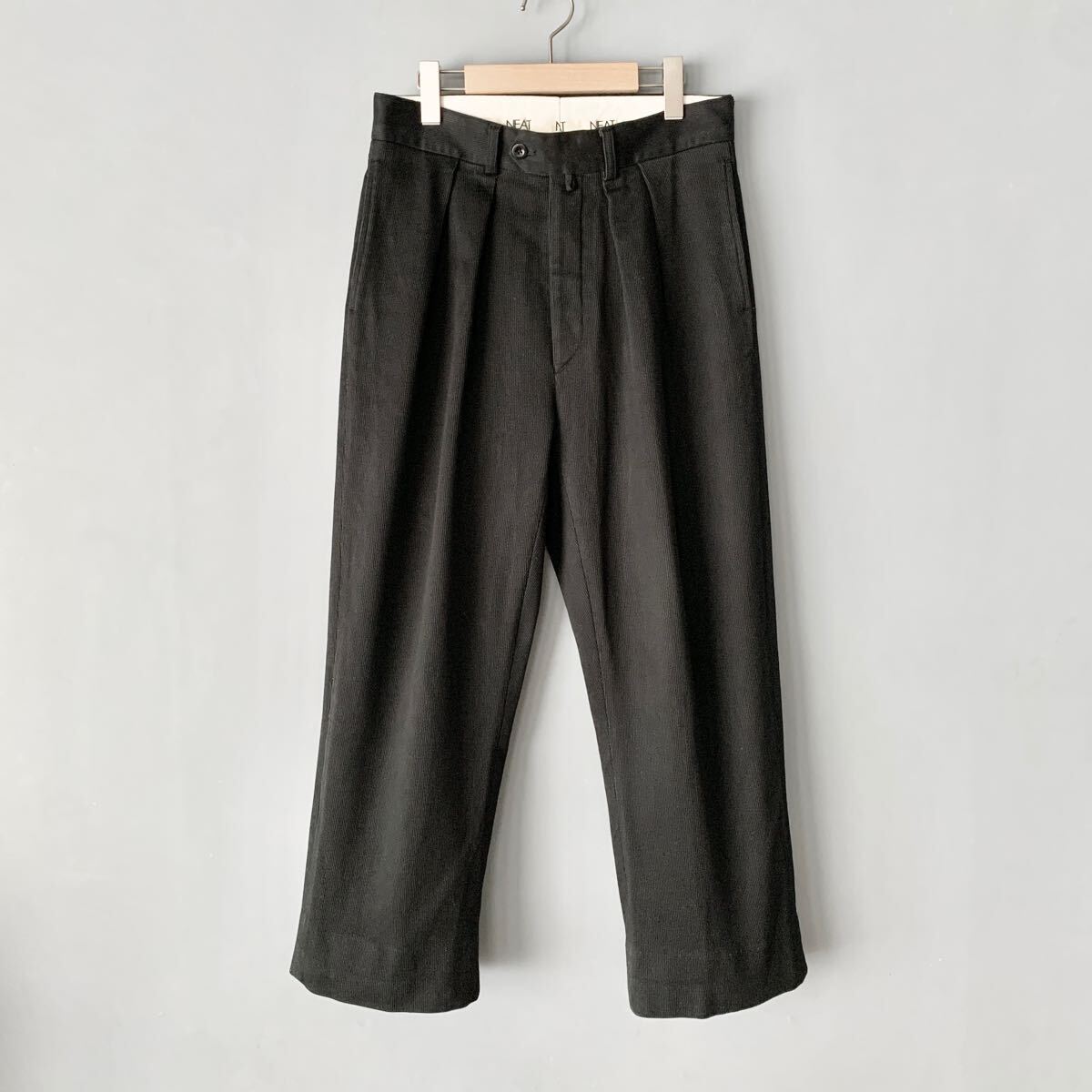 NEAT コットンピケ 2タックワイドパンツ ニート 44 S 黒 NEAT コットンピケ 2タックワイドパンツ ニート 44 S 黒