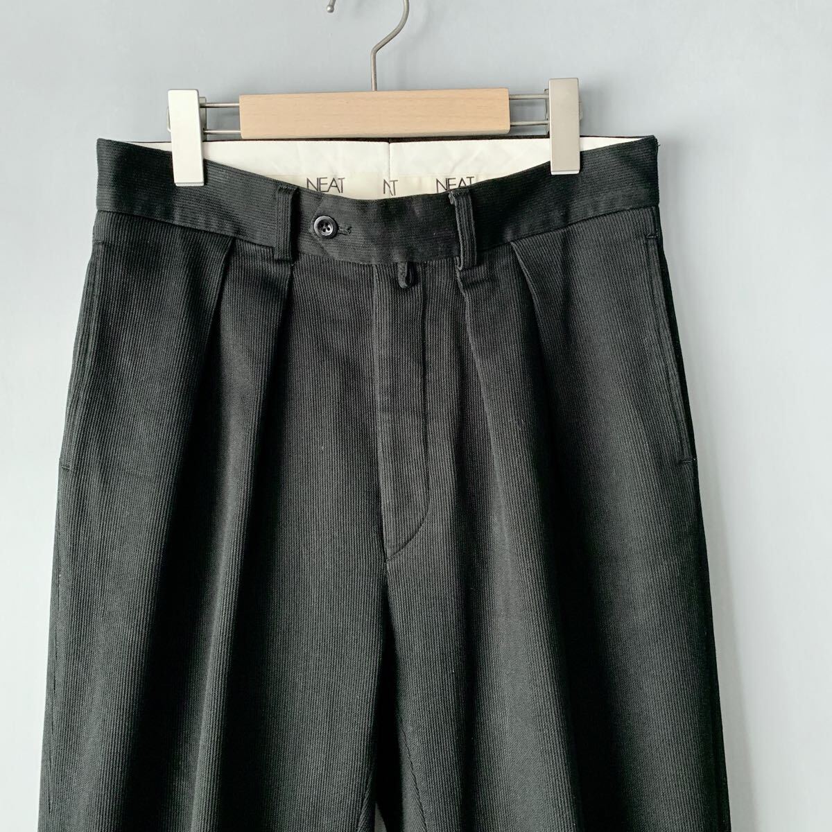 NEAT コットンピケ 2タックワイドパンツ ニート 44 S 黒 NEAT コットンピケ 2タックワイドパンツ ニート 44 S 黒