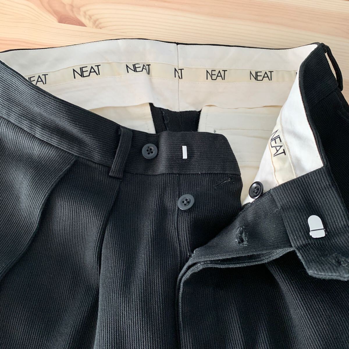 NEAT コットンピケ 2タックワイドパンツ ニート 44 S 黒 NEAT コットンピケ 2タックワイドパンツ ニート 44 S 黒