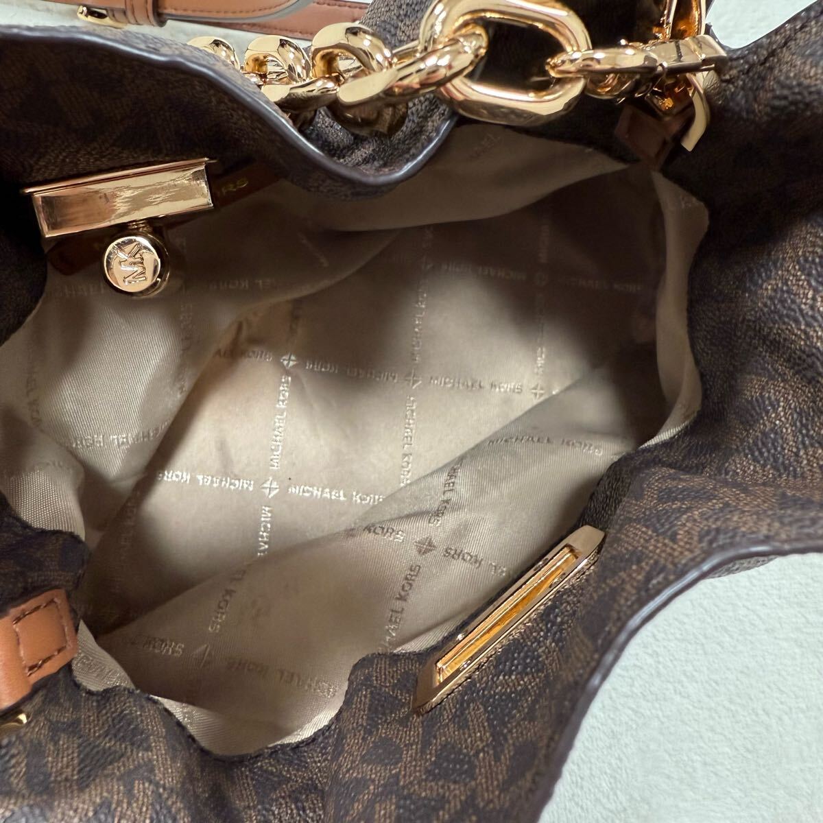 MICHEAL KORS クシュクシュ 巾着 ミニショルダー 総柄 マイケル MICHEAL KORS クシュクシュ 巾着 ミニショルダー 総柄 マイケル