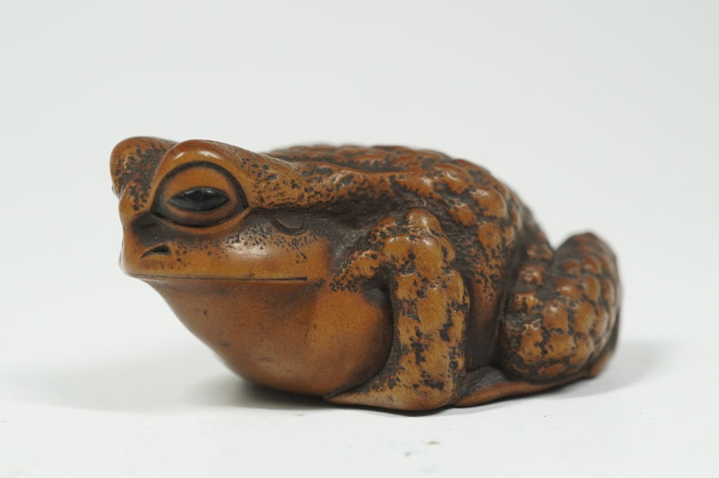 f728】名工 【伊勢正直】 根付 蛙 在銘 細密 伊勢彫刻 約4.5cm f728】名工 【伊勢正直】 根付 蛙 在銘 細密 伊勢彫刻 約4.5cm