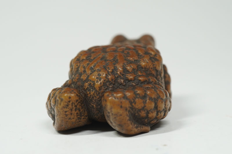 f728】名工 【伊勢正直】 根付 蛙 在銘 細密 伊勢彫刻 約4.5cm f728】名工 【伊勢正直】 根付 蛙 在銘 細密 伊勢彫刻 約4.5cm