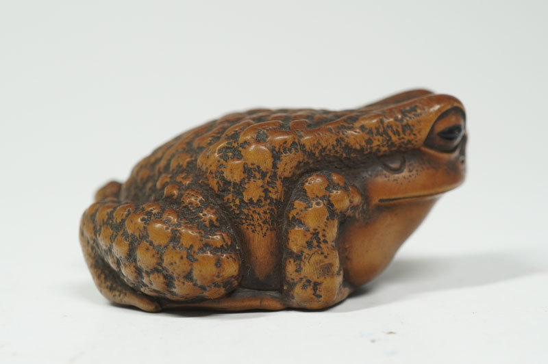 f728】名工 【伊勢正直】 根付 蛙 在銘 細密 伊勢彫刻 約4.5cm f728】名工 【伊勢正直】 根付 蛙 在銘 細密 伊勢彫刻 約4.5cm