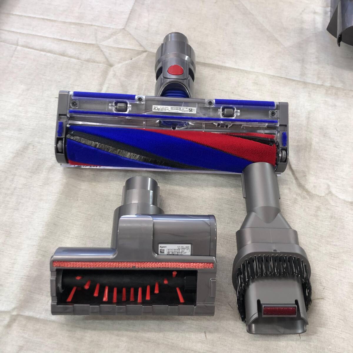 未使用 Dyson(ダイソン) コードレス掃除機 Dyson V8 Slim Fluffy 未使用 Dyson(ダイソン) コードレス掃除機 Dyson V8 Slim Fluffy