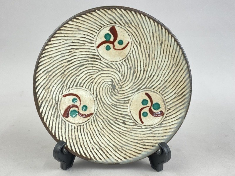 ab982 人間国宝 島岡達三 象嵌赤絵 皿 飾皿 直径19.5cm 益子焼 ab982 人間国宝 島岡達三 象嵌赤絵 皿 飾皿 直径19.5cm 益子焼