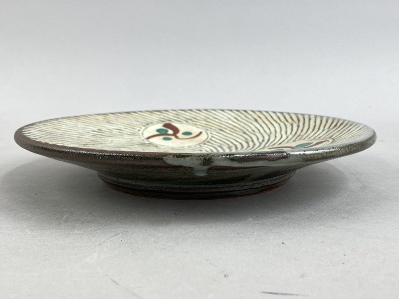 ab982 人間国宝 島岡達三 象嵌赤絵 皿 飾皿 直径19.5cm 益子焼 ab982 人間国宝 島岡達三 象嵌赤絵 皿 飾皿 直径19.5cm 益子焼