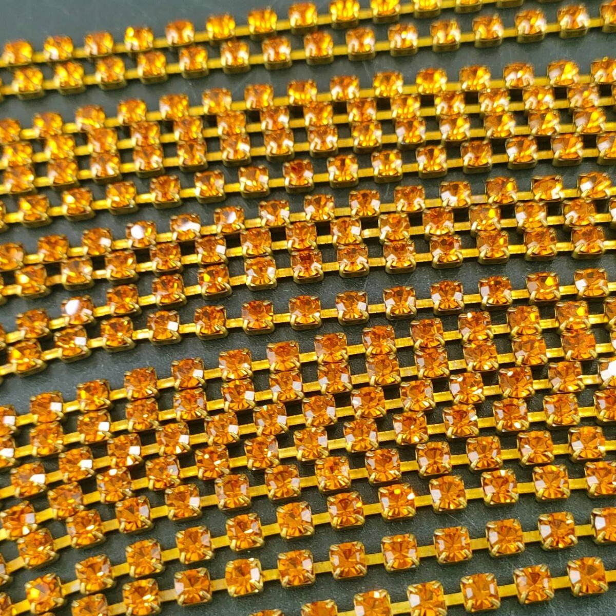 ☆ほぼ未使用 SWAROVSKI スワロフスキー ヴィンテージ ルース カップチェーン 連爪 4 mm 約400cm オレンジ×ゴールド色 アクセサリー K-10