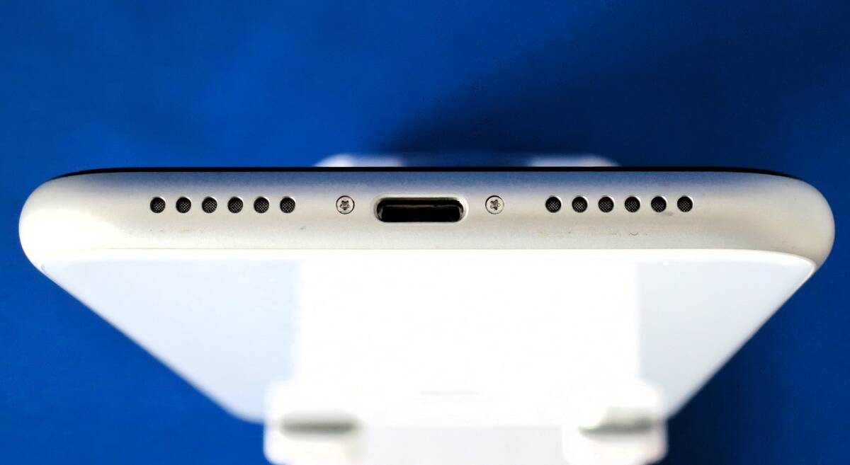 ♪送料無料♪ iPhone XR 64GB ホワイト au SIMロック解除 iOS18 ♪送料無料♪ iPhone XR 64GB ホワイト au SIMロック解除 iOS18