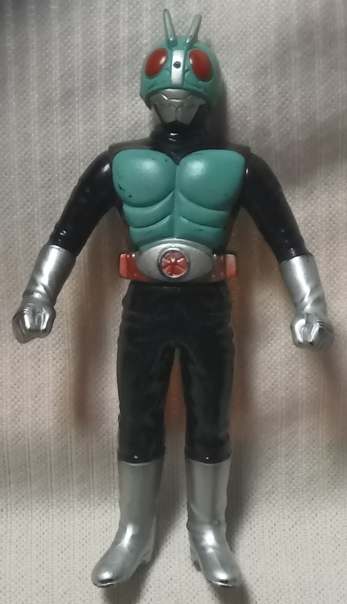 仮面ライダー１號フィギュア(全長:12cm)。