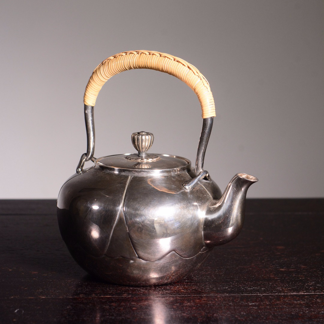 古銀 茶壺 羽田製 「純銀花弁紋梁壺」 銀瓶 煎茶 湯沸 急須 古銀 茶壺 羽田製 「純銀花弁紋梁壺」 銀瓶 煎茶 湯沸 急須
