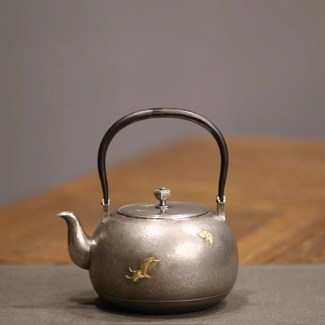 古銀 茶壺 金美堂造 「純銀鍍金鏨刻花卉紋梁壺」 銀瓶 煎茶 湯沸 古銀 茶壺 金美堂造 「純銀鍍金鏨刻花卉紋梁壺」 銀瓶 煎茶 湯沸