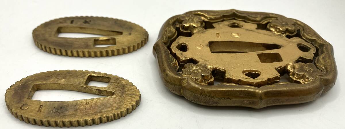 NN】刀の鍔 3枚まとめ 刀装具 鍔 刀鍔 時代物 小道具 刀 NN】刀の鍔 3枚まとめ 刀装具 鍔 刀鍔 時代物 小道具 刀