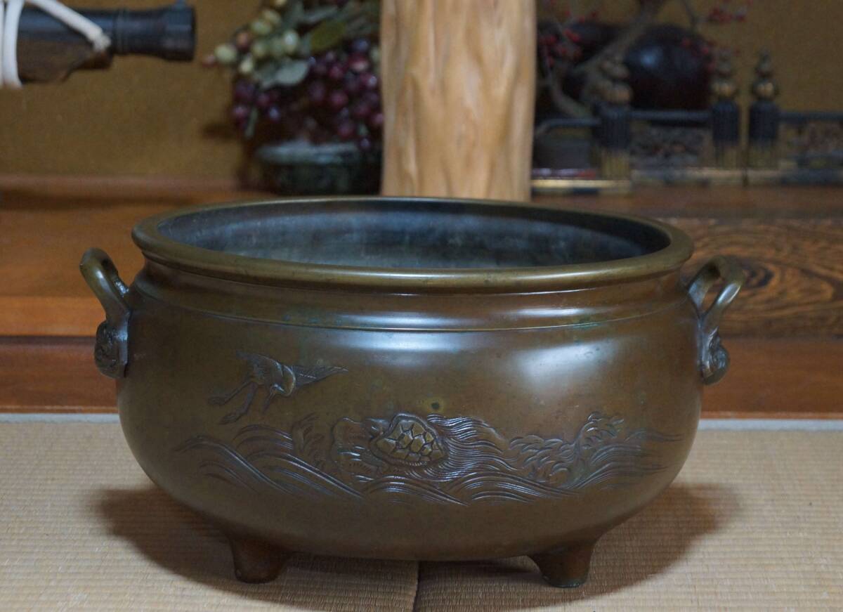 寂】大正期 古銅金工『鶴亀波祥瑞文』大型香炉 火鉢 茶道具 古 寂】大正期 古銅金工『鶴亀波祥瑞文』大型香炉 火鉢 茶道具 古