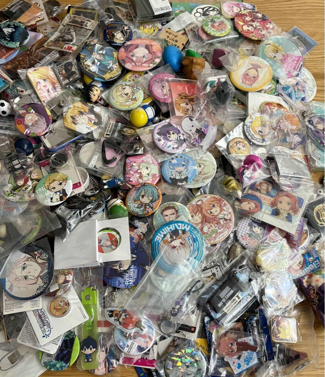 アニメ雑貨 約600点 缶バッジ キーホルダー アクスタ ストラップ アニメ雑貨 約600点 缶バッジ キーホルダー アクスタ ストラップ
