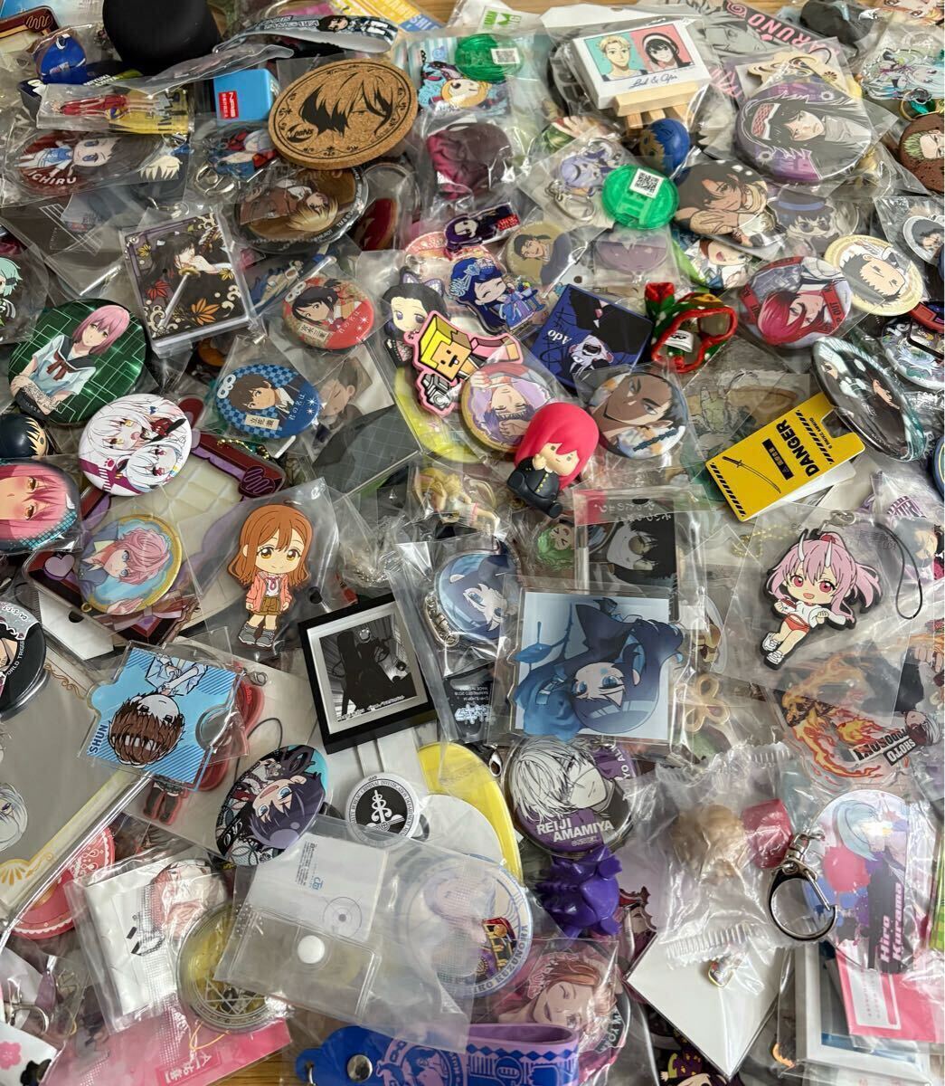 アニメ雑貨 約550点 缶バッジ キーホルダー アクスタ ストラップ アニメ雑貨 約550点 缶バッジ キーホルダー アクスタ ストラップ