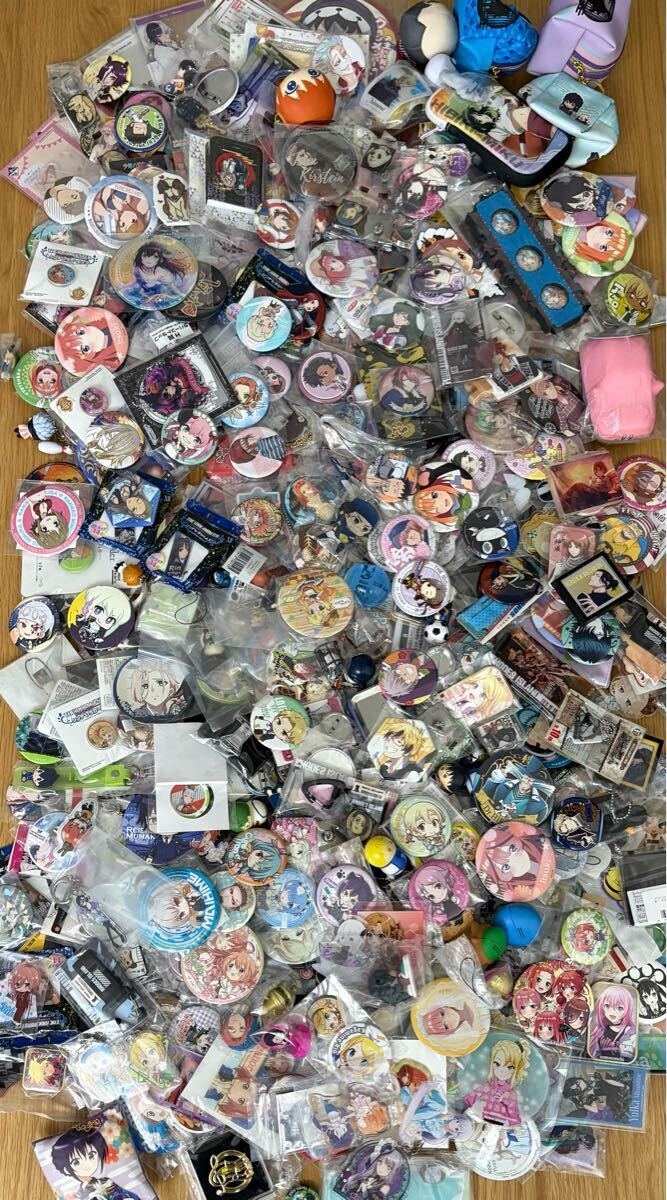 アニメ雑貨 約600点 缶バッジ キーホルダー アクスタ ストラップ アニメ雑貨 約600点 缶バッジ キーホルダー アクスタ ストラップ