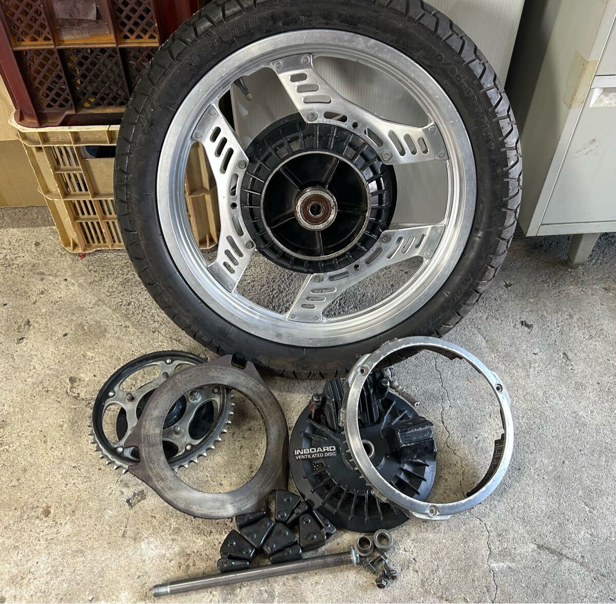 VF400F NC13 純正リアホイール 250-18 CBX400F流用 ワイド VF400F NC13 純正リアホイール 250-18 CBX400F流用 ワイド