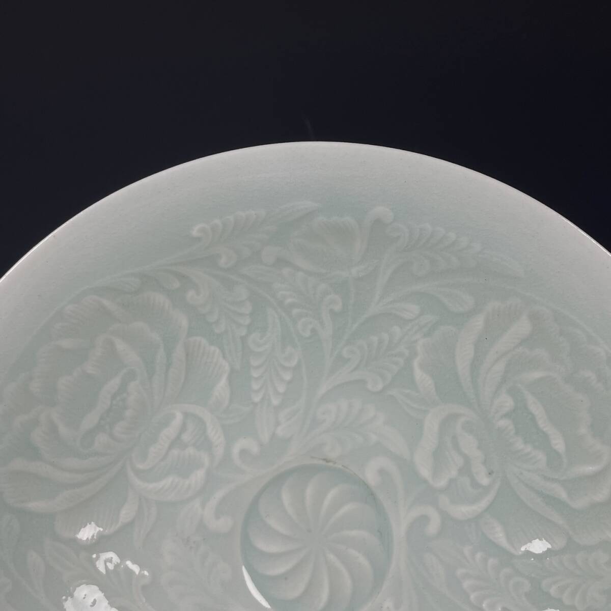 宋磁。建水。湖田窯。中国。古美術。骨董品。宋時代。舊家蔵出し。 宋時代 古陶磁器 湖田窯影青磁 花卉紋盤 賞盤 果盤 極細工 古賞