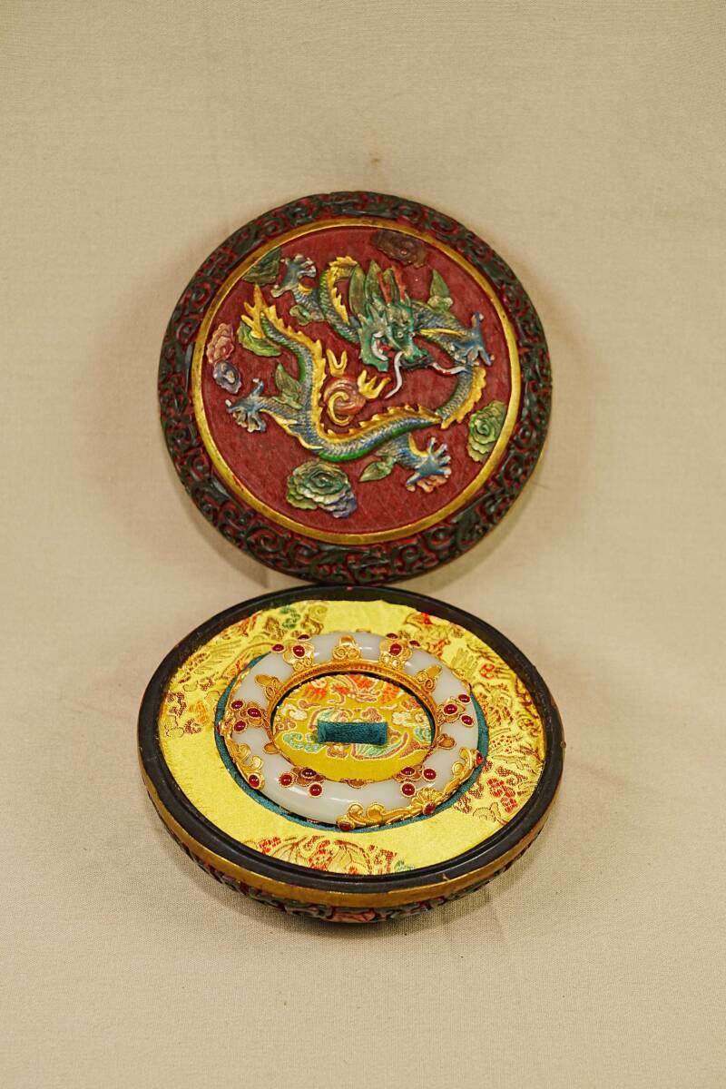 蔵友館蔵品 古和田玉彫 羊脂白玉 金絲嵌宝石 腕輪 漆器盒 極細工 蔵友館蔵品 古和田玉彫 羊脂白玉 金絲嵌宝石 腕輪 漆器盒 極細工
