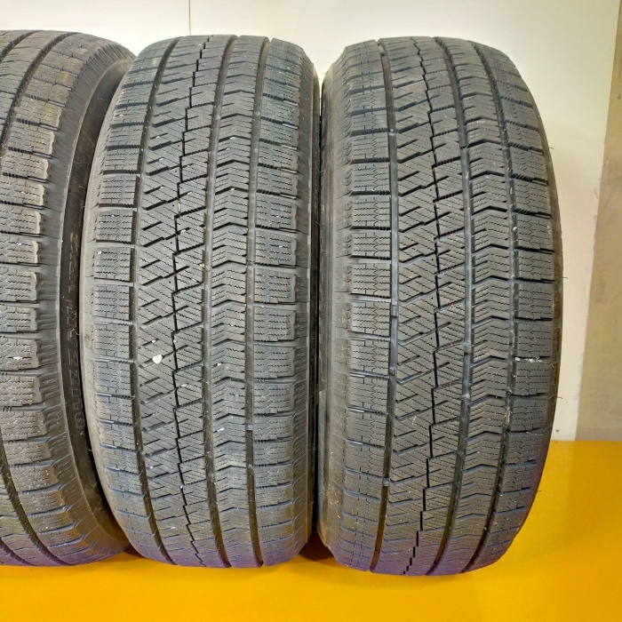 送料無料】 BRIDGESTONE 215/60R17 96Q BLIZZAK VRX2 送料無料】 BRIDGESTONE 215/60R17 96Q BLIZZAK VRX2