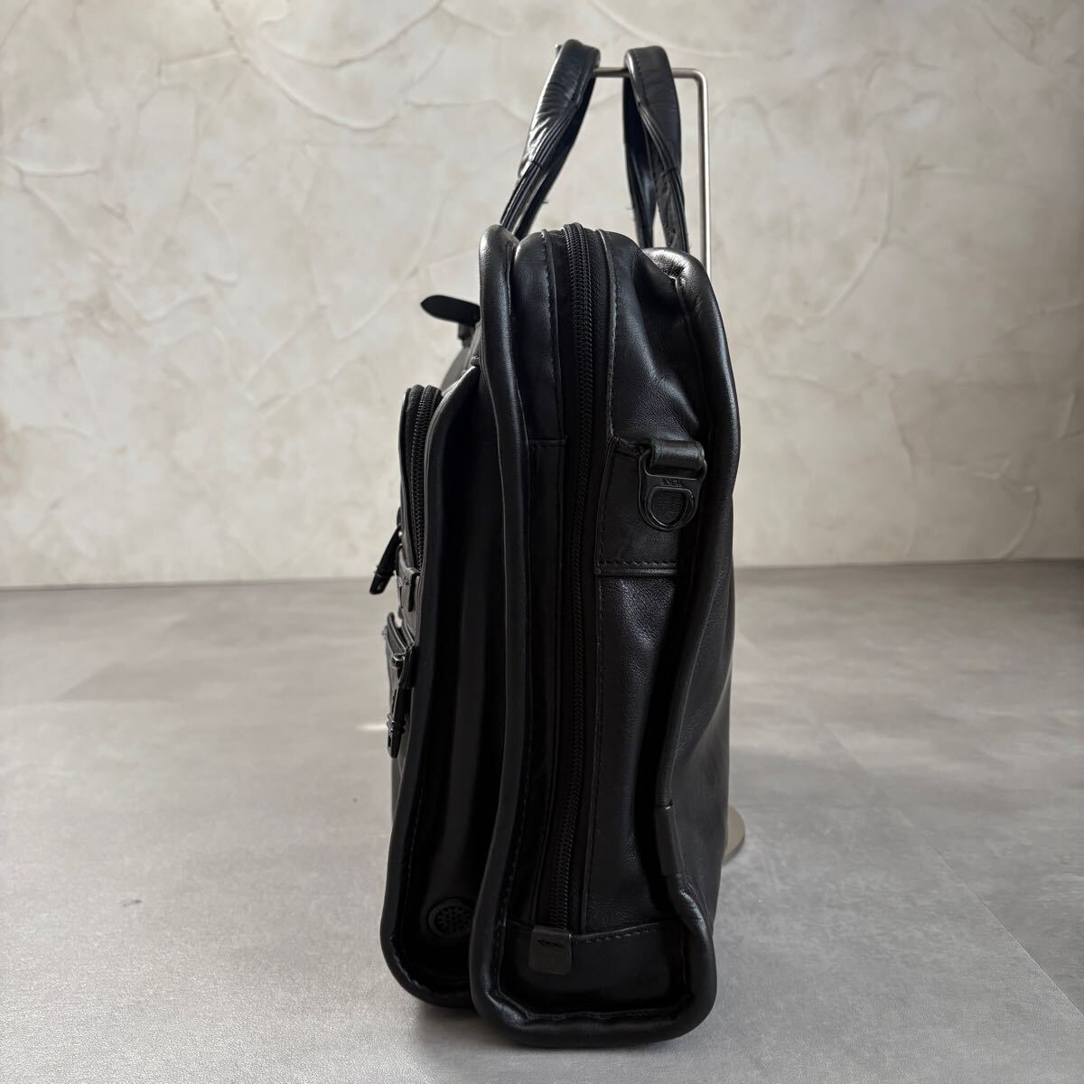 TUMI 廃盤モデル 2WAY レザー ショルダーバッグ ブリーフケース TUMI 廃盤モデル 2WAY レザー ショルダーバッグ ブリーフケース