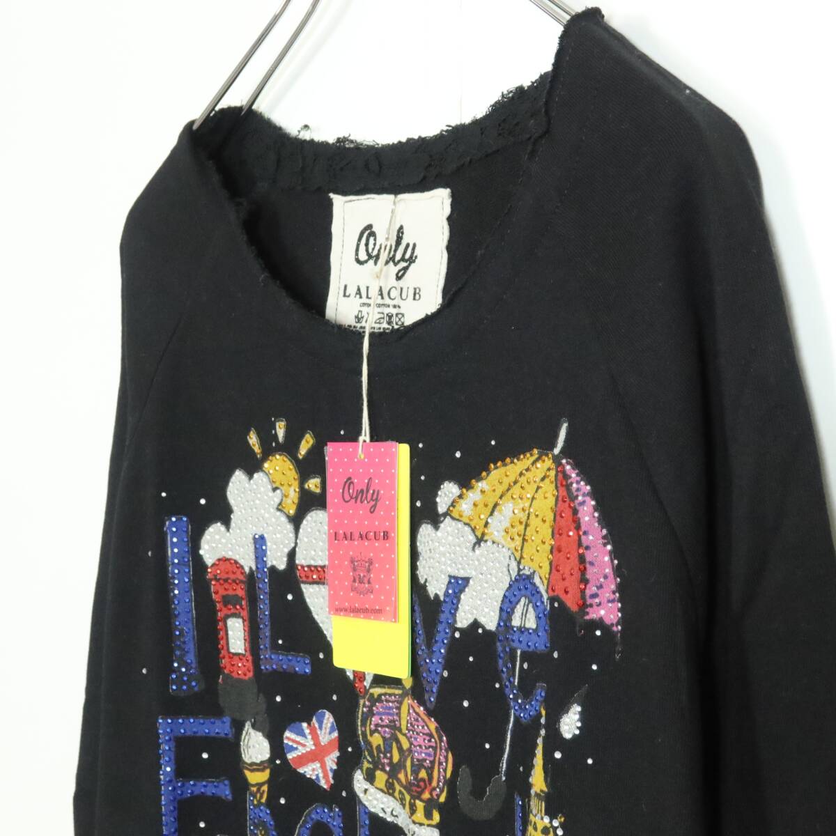【新品タグ付き】LALACUB ララキューブ★チュニック丈トレーナー　イギリス柄のラインストーン　裾レース刺しゅう　サイズF　黒系　z12502