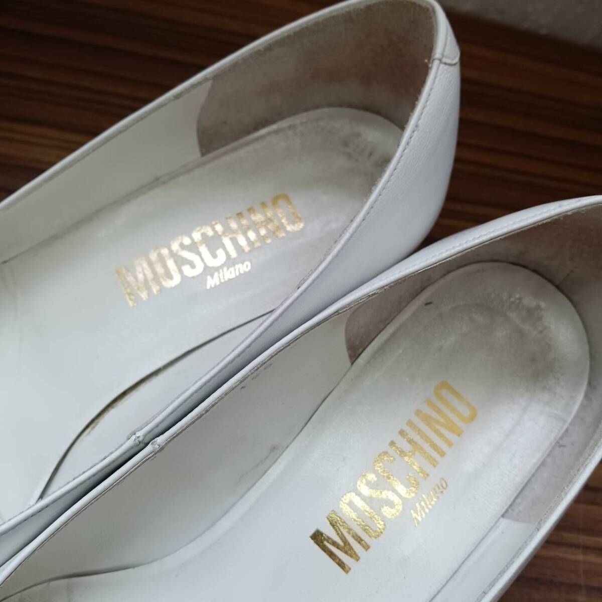 靴 MOSCHINO パンプス 6サイズ 約23cm 白 x ゴールド金具 レザー 靴 MOSCHINO パンプス 6サイズ 約23cm 白 x ゴールド金具 レザー