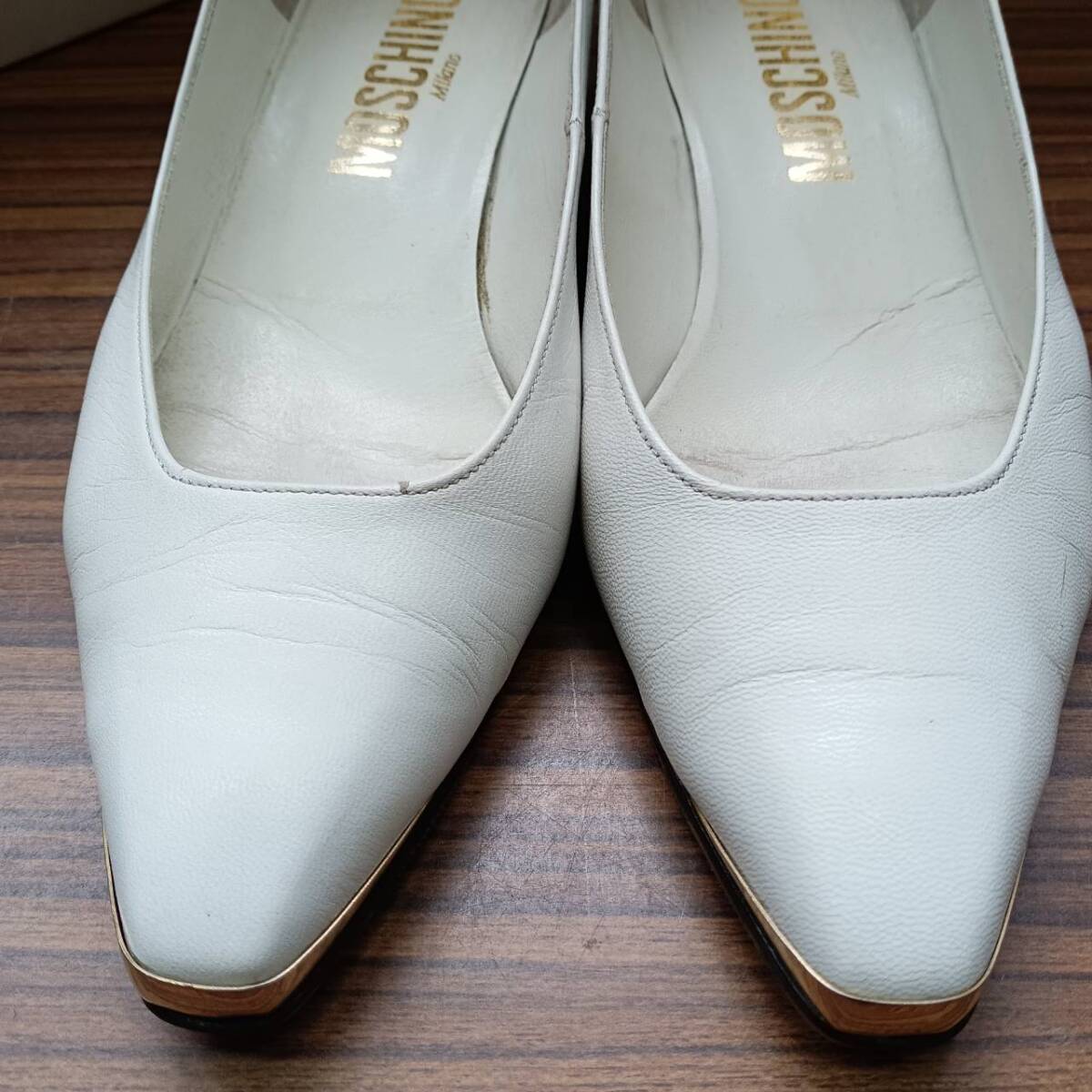 靴 MOSCHINO パンプス 6サイズ 約23cm 白 x ゴールド金具 レザー 靴 MOSCHINO パンプス 6サイズ 約23cm 白 x ゴールド金具 レザー