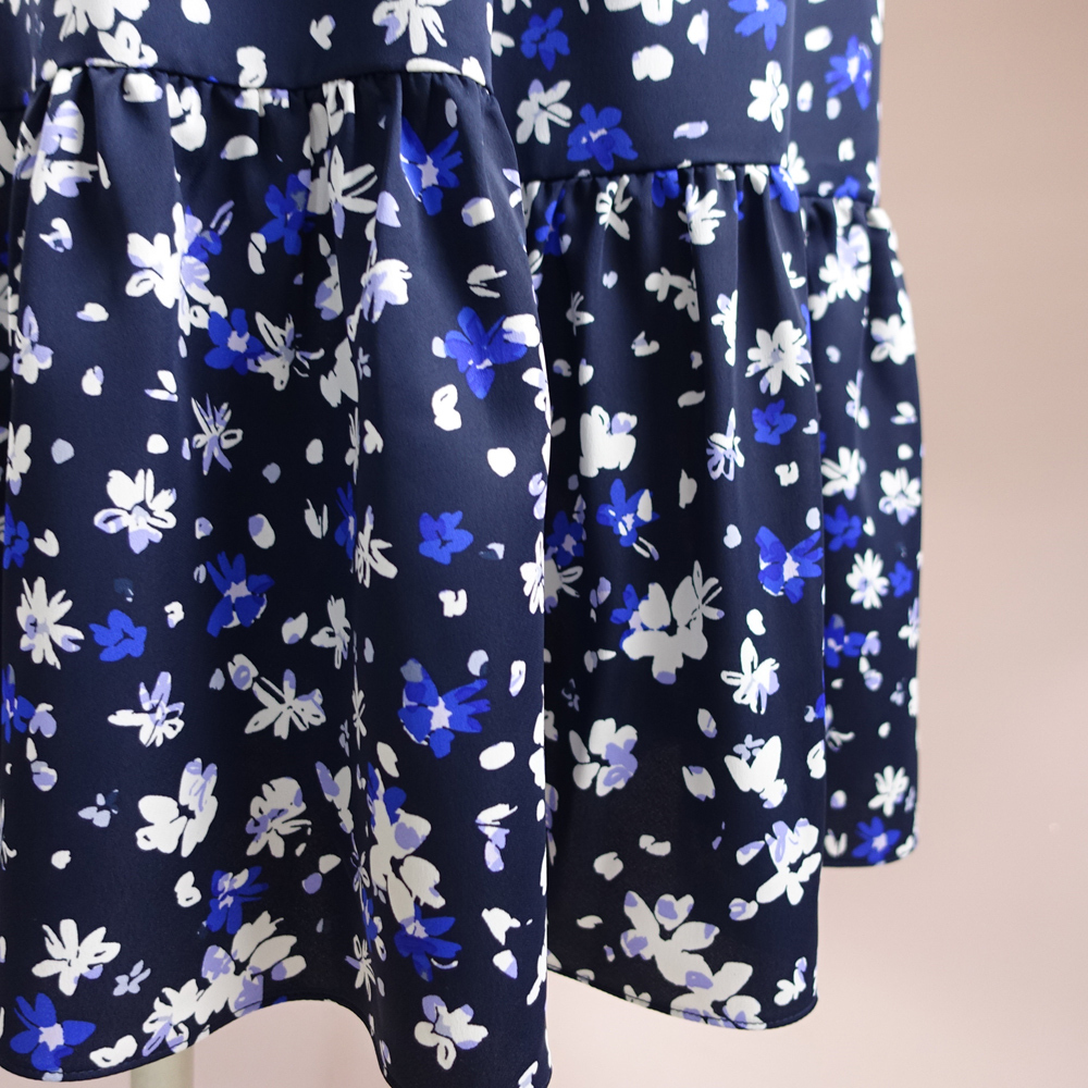 新品DKNY 9号 ダナキャランニューヨーク 紺 青 白 花柄 フリル V 新品DKNY 9号 ダナキャランニューヨーク 紺 青 白 花柄 フリル V