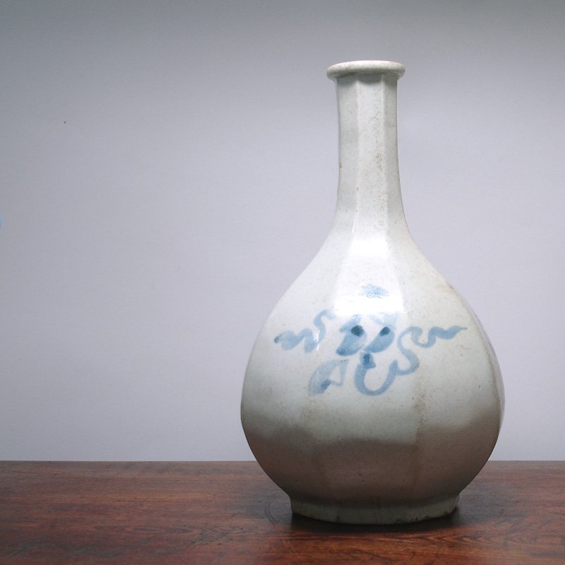 新品同様 花◇朝鮮古陶磁 李朝 官窯 分院里 白磁染付吉祥文面取瓶 花入 李 工芸品
