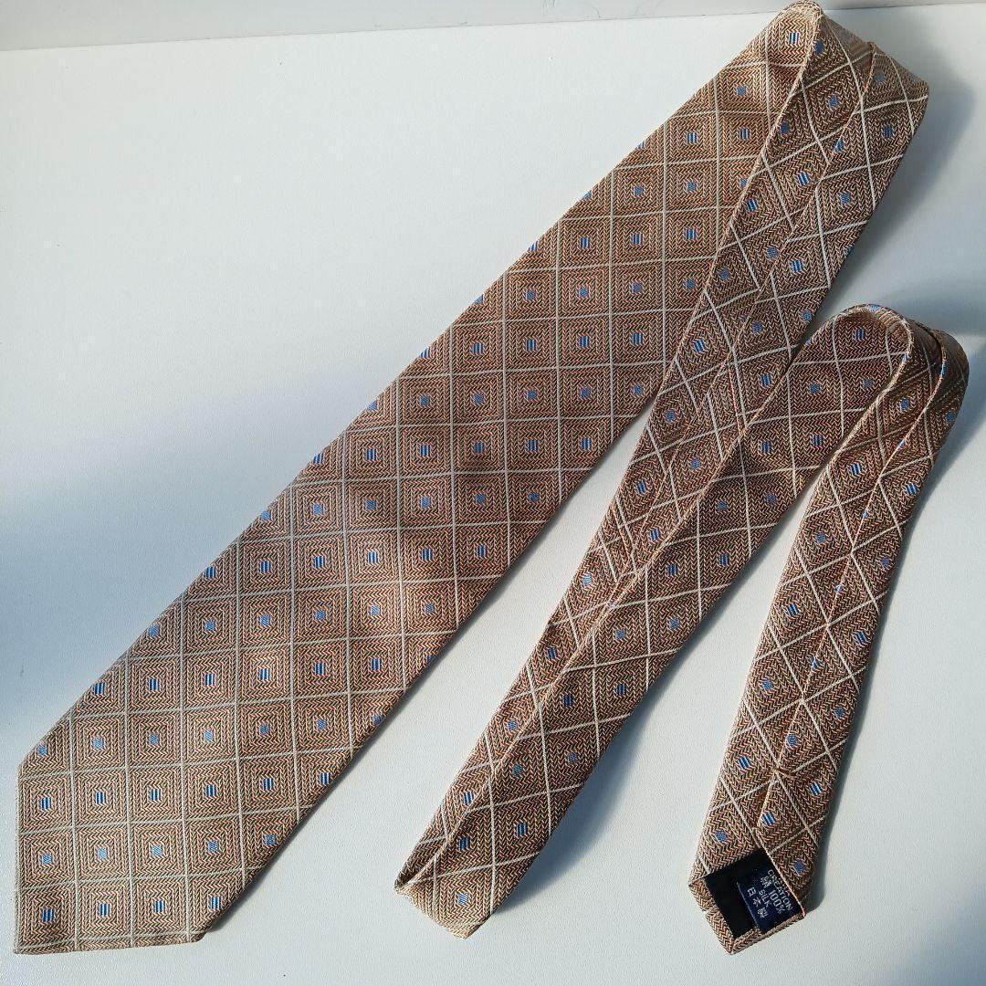No 1107 BURBERRY ゴールド系 幾何学模様 ネクタイ日本製 シルク No 1107 BURBERRY ゴールド系 幾何学模様 ネクタイ日本製 シルク