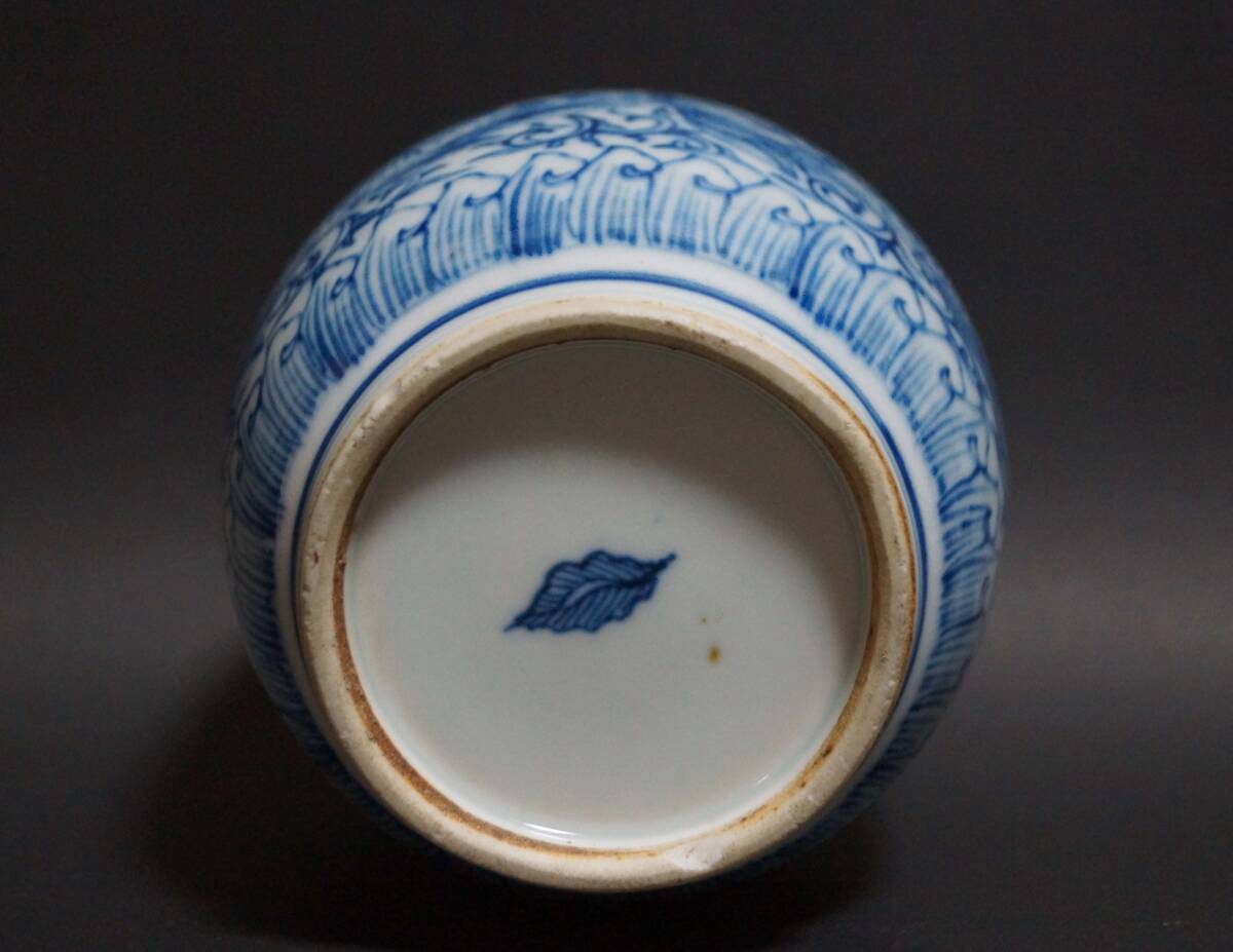 清時代 花唐草紋青花壺 染付飾壺 葉形款 花器 骨董品★時代物★ 清時代 花唐草紋青花壺 染付飾壺 葉形款 花器 骨董