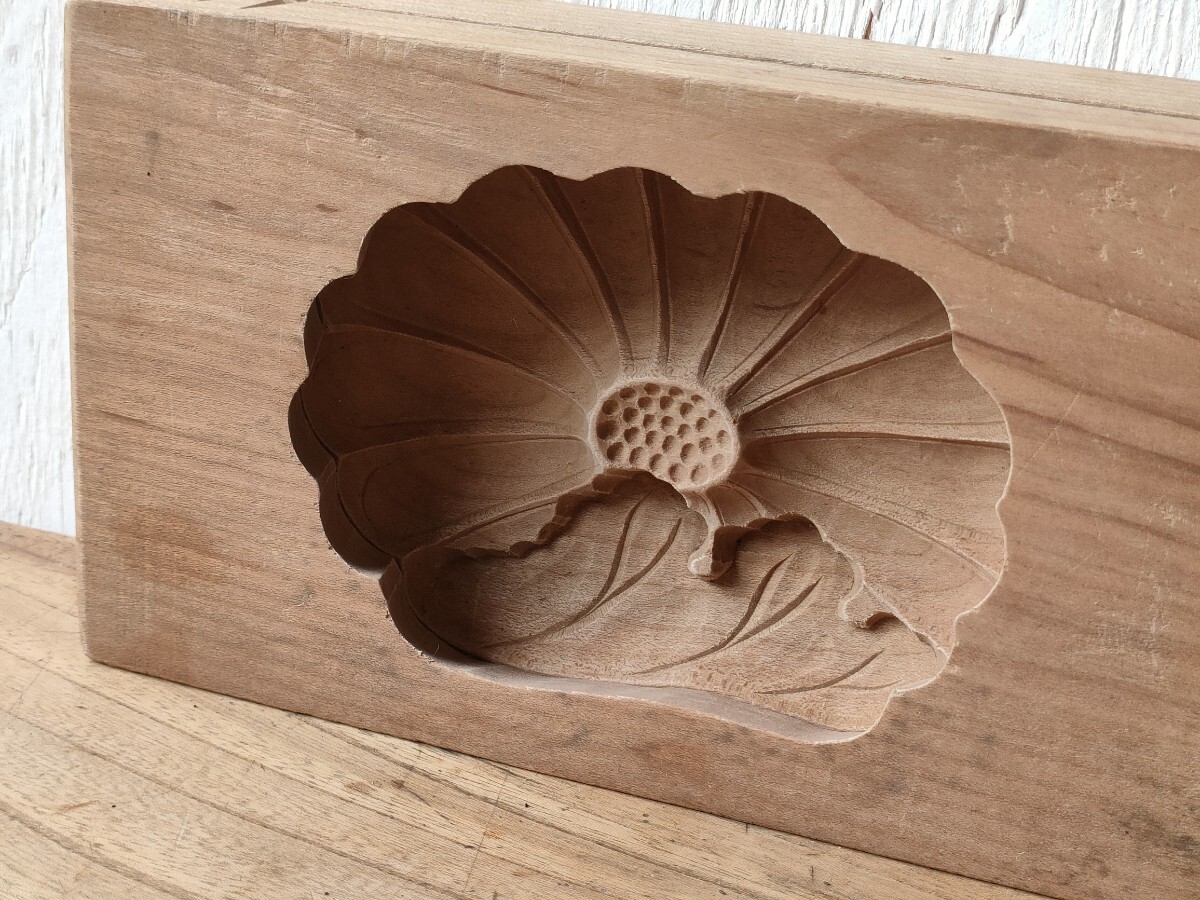 古い 菓子型 菊 葉付き菊 木型 和菓子 木枠 型抜き 落雁 ねり 古い 菓子型 菊 葉付き菊 木型 和菓子 木枠 型抜き 落雁 ねり