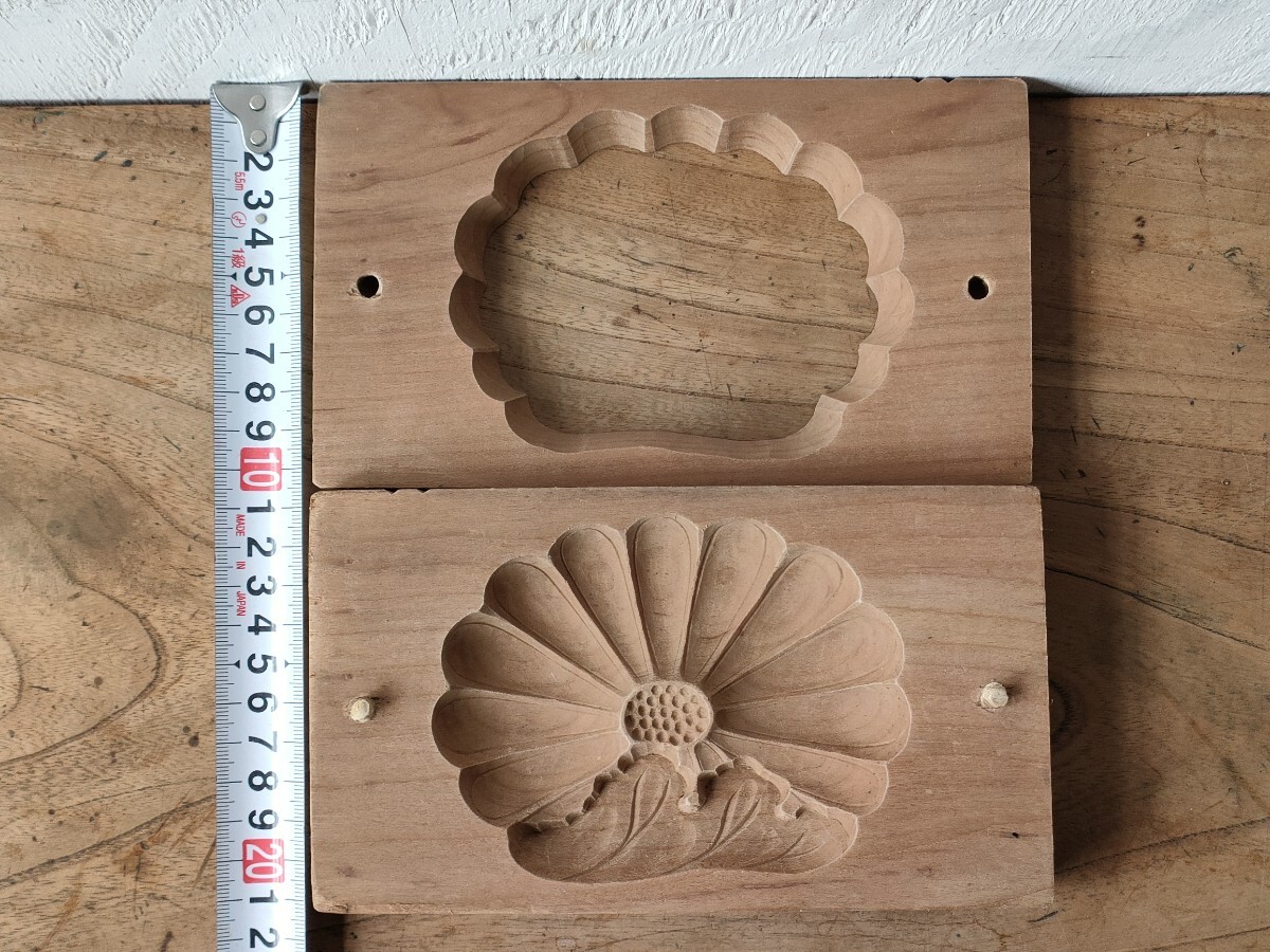 古い 菓子型 菊 葉付き菊 木型 和菓子 木枠 型抜き 落雁 ねり 古い 菓子型 菊 葉付き菊 木型 和菓子 木枠 型抜き 落雁 ねり