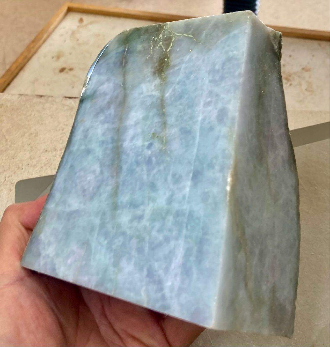 ミャンマー産超巨石天然本翡翠原石2.40kg4面カット内1面のみ磨き ミャンマー産超巨石天然本翡翠原石2.40kg4面カット内1面のみ磨き