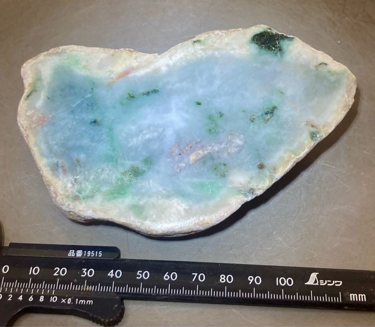 ミャンマー産大きな天然本翡翠原石666g1面カット磨き済み ミャンマー産大きな天然本翡翠原石666g1面カット磨き済み