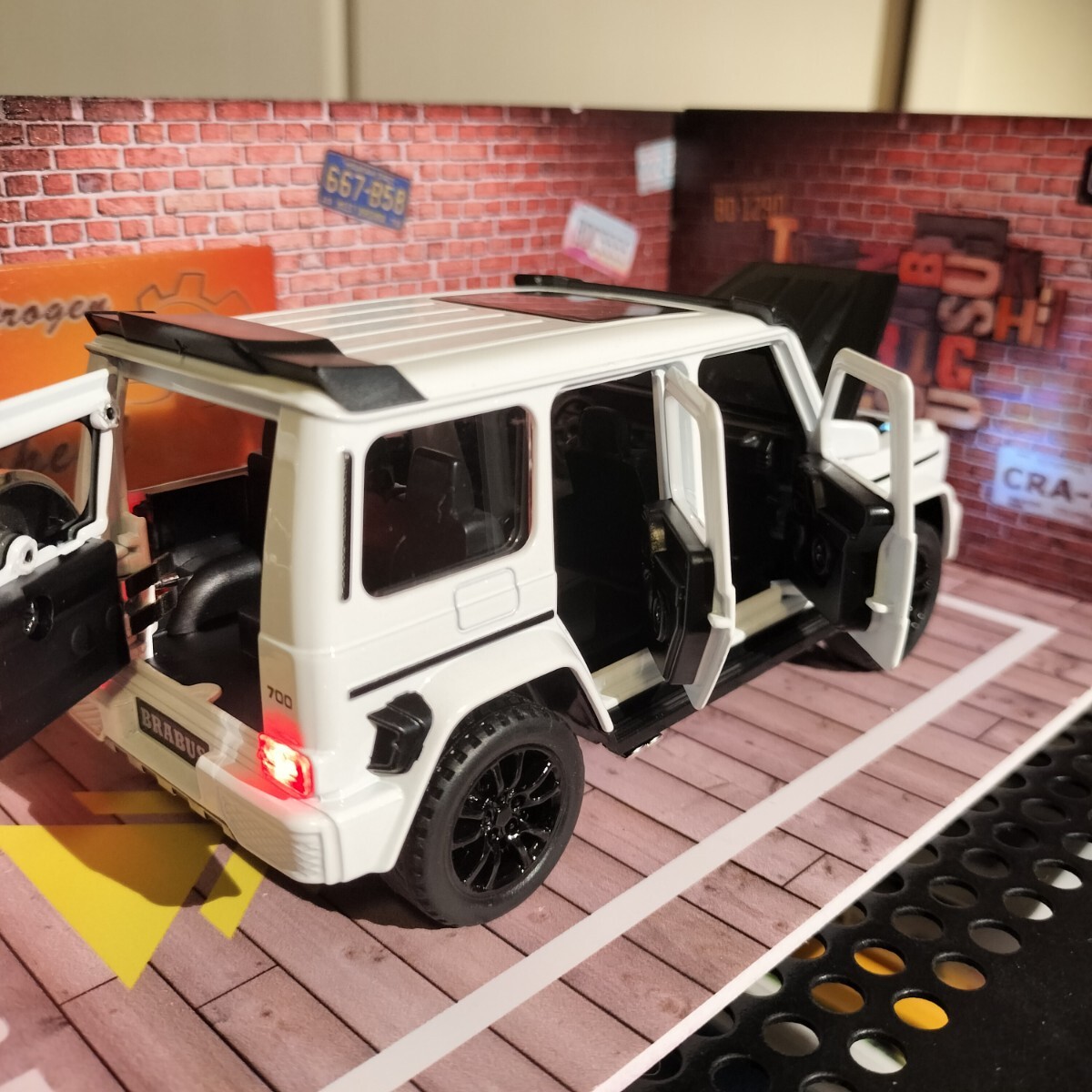 G63 BRABUS 700 白 ゲレンデ メルセデス ベンツ ダイキャスト G63 BRABUS 700 白 ゲレンデ メルセデス ベンツ ダイキャスト