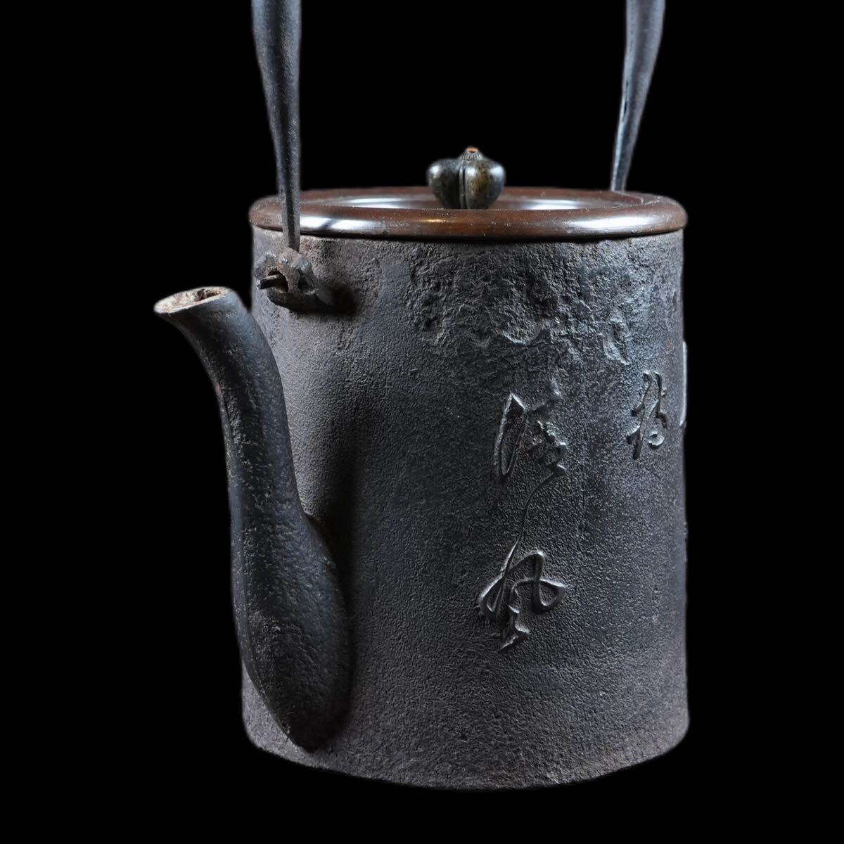 龍文堂造 安之介 蘭蟹紋 漢詩 蓋在銘 容量900ml 真物保証。 鉄瓶 龍文堂造 安之介 蘭蟹紋 漢詩 蓋在銘 容量900ml 真物保証。 鉄瓶