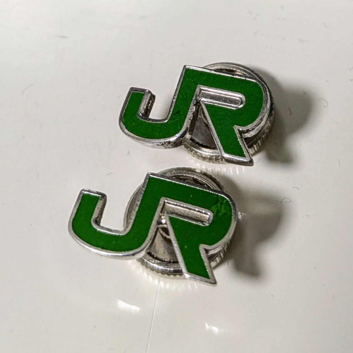 鉄道関連用品 JR東 社章 襟章ネジ式バッチ 2点 純銀刻印(鉄道 鉄道関連用品 JR東 社章 襟章ネジ式バッチ 2点 純銀刻印(鉄道