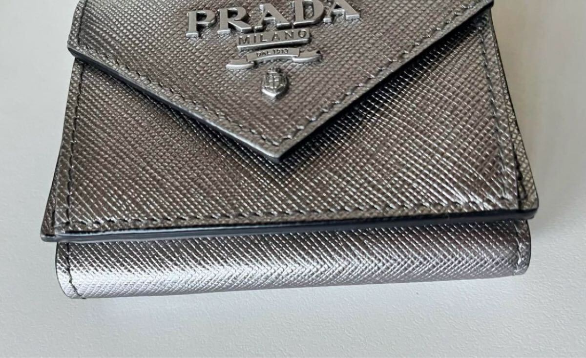 1円〜☆本物☆レア☆超美品☆プラダ☆PRADA☆コンパクト三つ折り 1円〜☆本物☆レア☆超美品☆プラダ☆PRADA☆コンパクト三つ折り